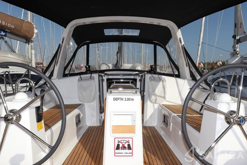 Oceanis 38.1 - Yacht Charter Sailica