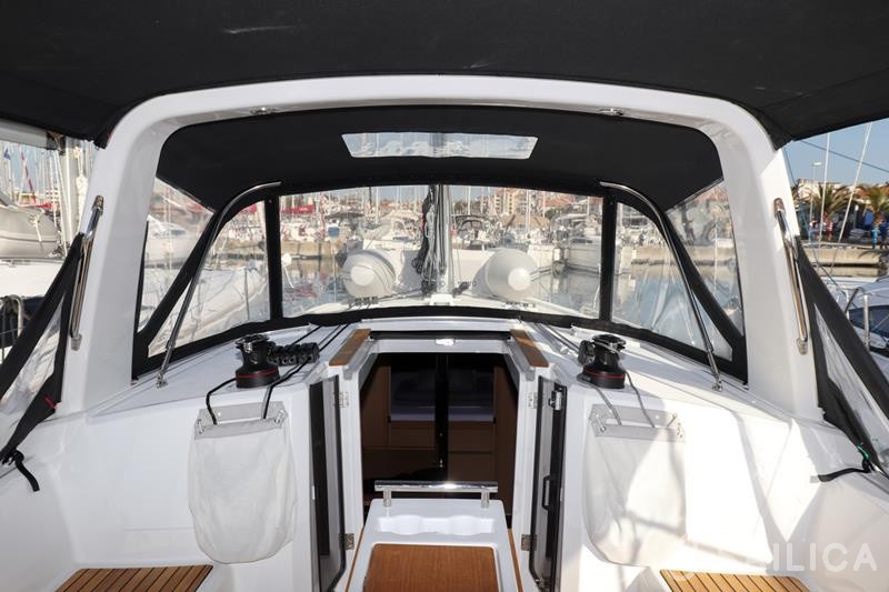 Oceanis 38.1 - Yacht Charter Sailica