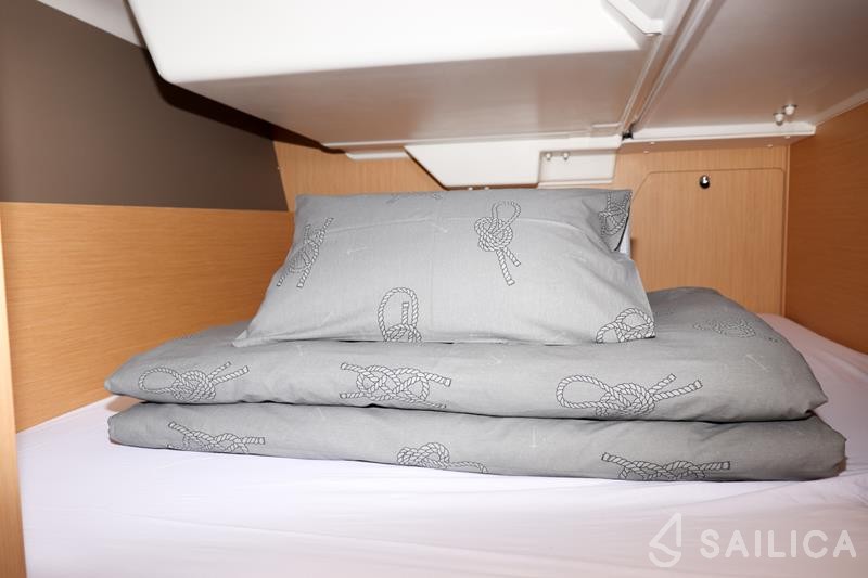 Oceanis 38.1 - Yacht Charter Sailica