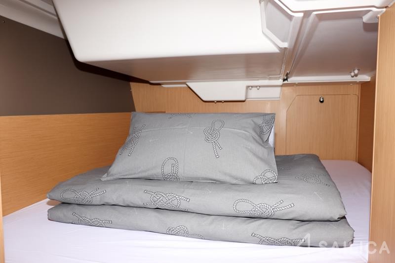 Oceanis 38.1 - Yacht Charter Sailica
