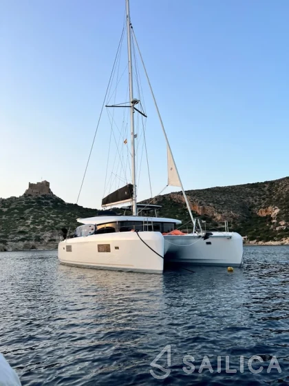 Lagoon 42 - Yacht Charter Sailica