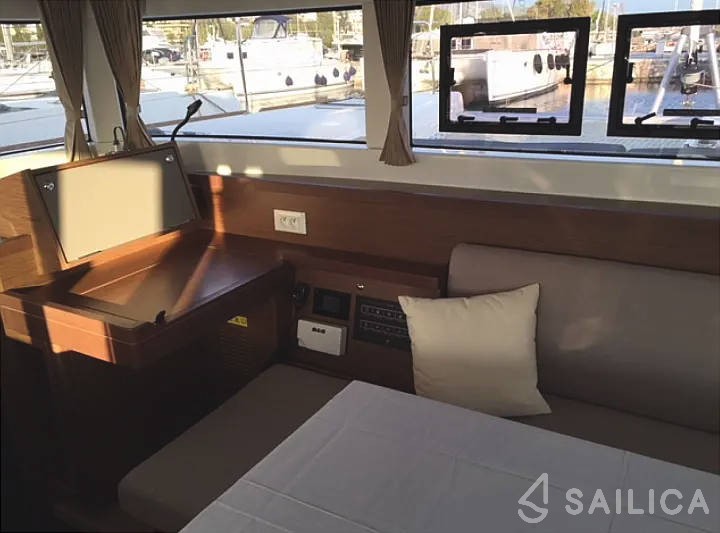 Lagoon 40 - Yacht Charter Sailica