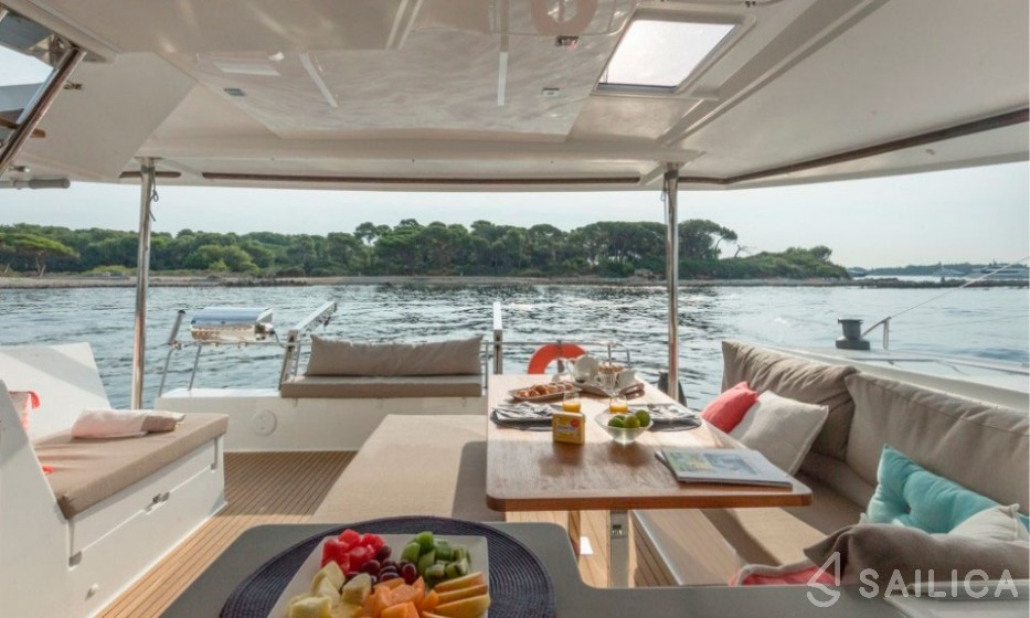 Helia 44 - Yacht Charter Sailica