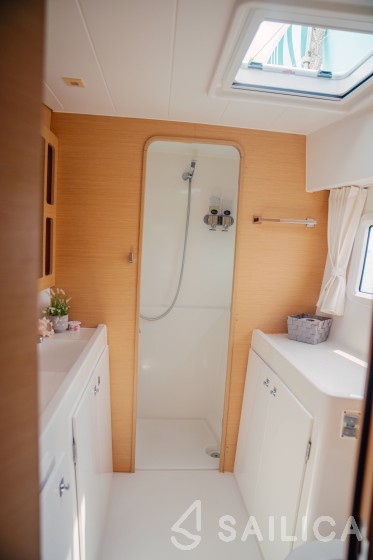 Lagoon 42 - Yacht Charter Sailica