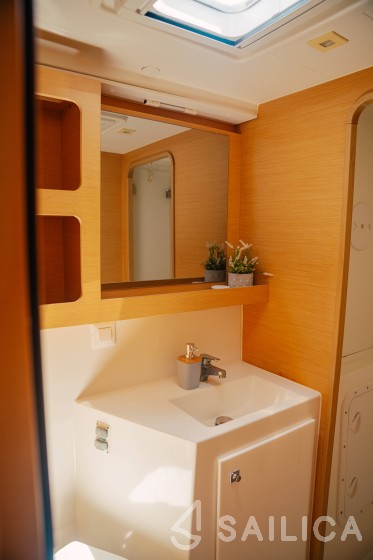 Lagoon 42 - Yacht Charter Sailica