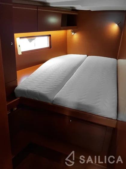 Oceanis 51.1 - Yacht Charter Sailica