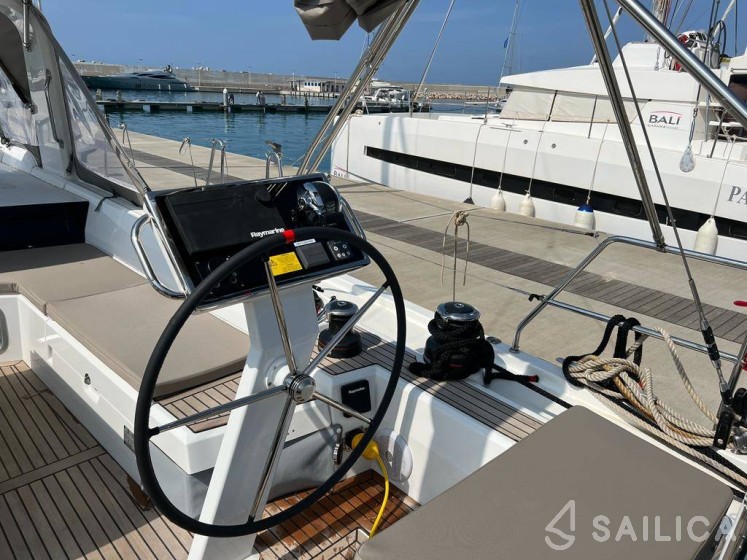 Oceanis 51.1 - Yacht Charter Sailica