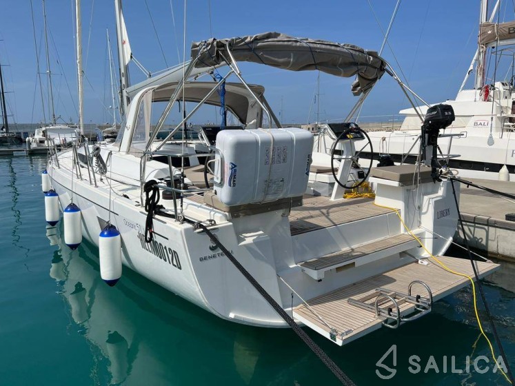 Oceanis 51.1 - Yacht Charter Sailica