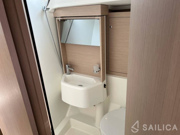 Oceanis 51.1 - Yacht Charter Sailica