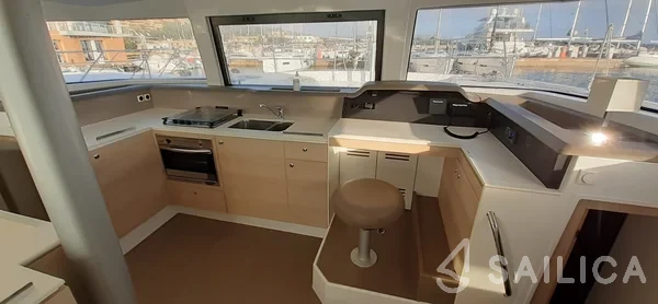 Bali 4.1 - Yacht Charter Sailica