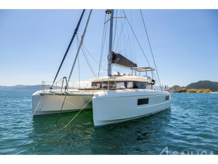 Lagoon 43 Power - Yacht Charter Sailica