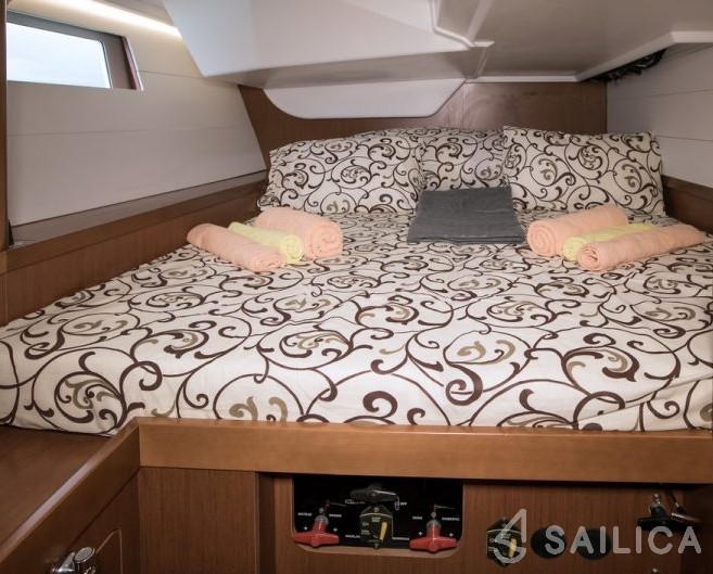 Oceanis 48 - Yacht Charter Sailica
