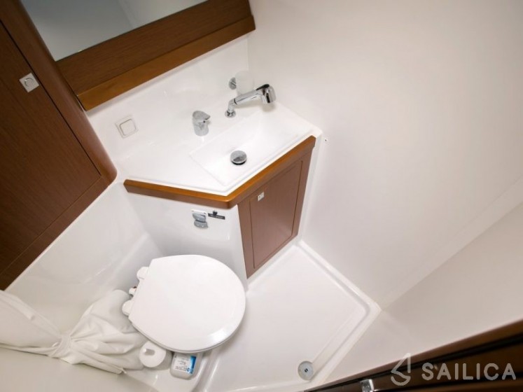 Oceanis 48 - Yacht Charter Sailica