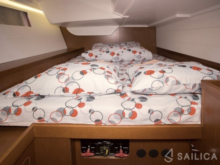 Oceanis 48 - Yacht Charter Sailica