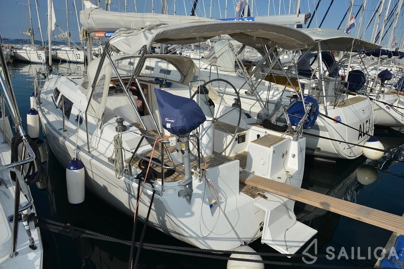 Hanse 320 - Yacht Charter Sailica