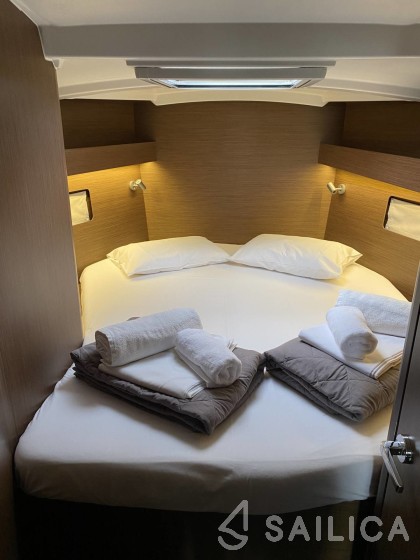 Oceanis 40.1 - Yacht Charter Sailica