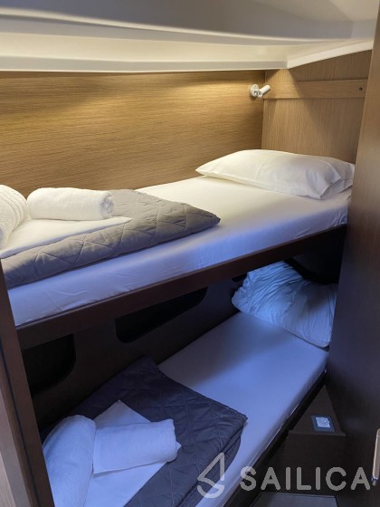 Oceanis 40.1 - Yacht Charter Sailica