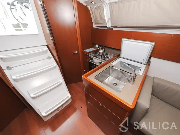 Oceanis 35.1 - Yacht Charter Sailica