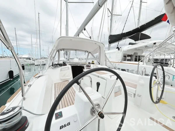 Oceanis 35.1 - Yacht Charter Sailica