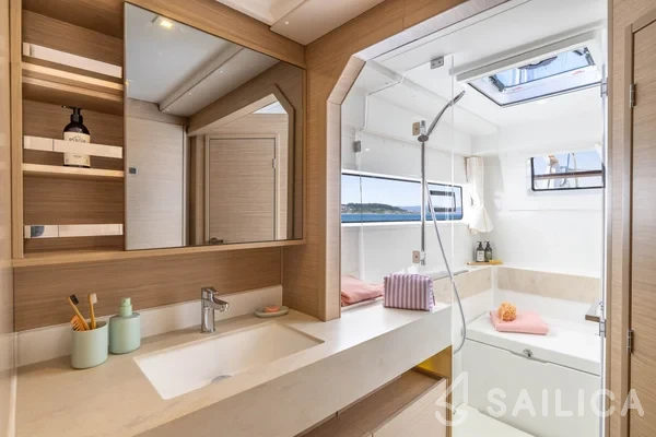Lagoon 43 Power - Yacht Charter Sailica