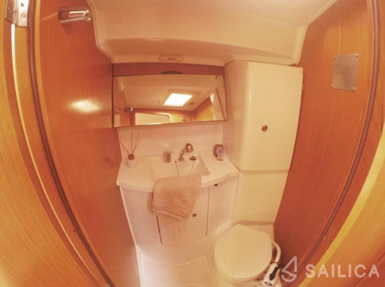 Sun Odyssey 42 DS - Yacht Charter Sailica