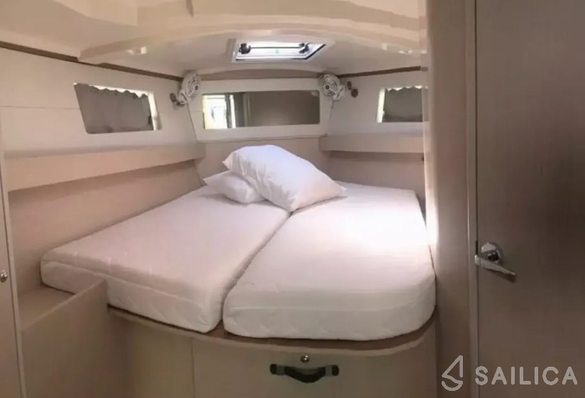 Oceanis 41.1 - Yacht Charter Sailica