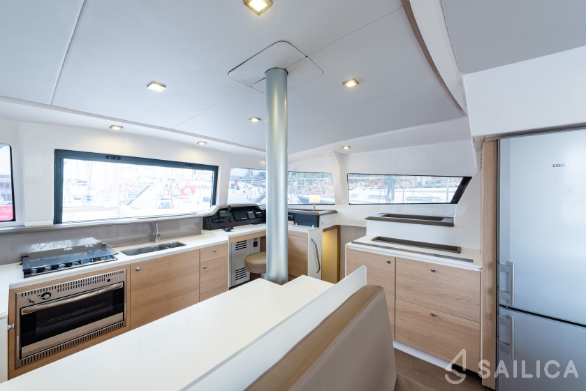 Bali 4.1 - Yacht Charter Sailica
