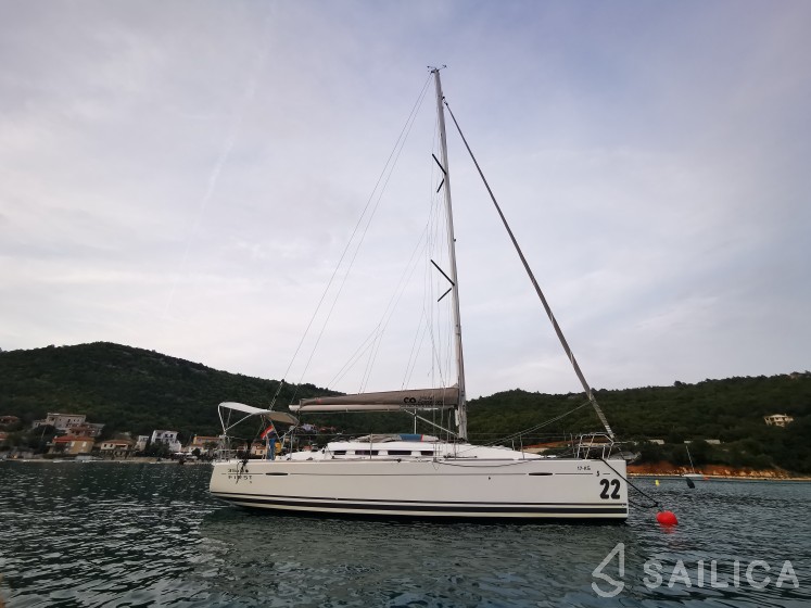 First 35 - Yacht Charter Sailica
