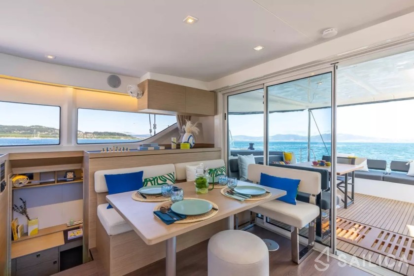 Lagoon 43 Power - Yacht Charter Sailica