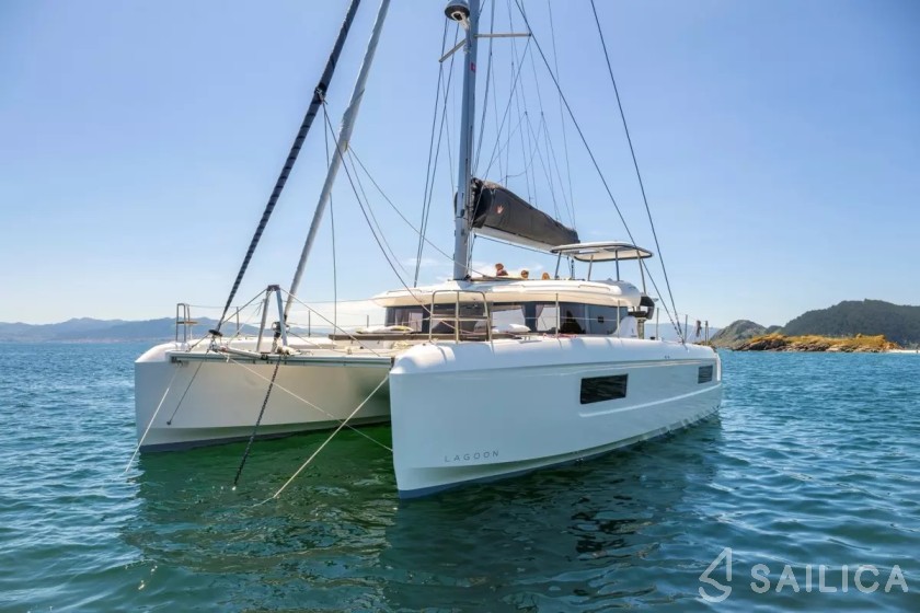Lagoon 43 Power - Yacht Charter Sailica