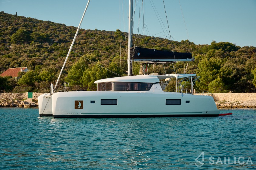 Lagoon 42 - Yacht Charter Sailica