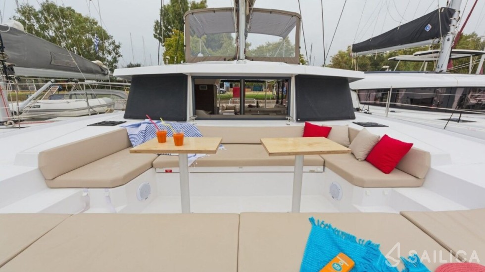 Bali 4.1 - Yacht Charter Sailica
