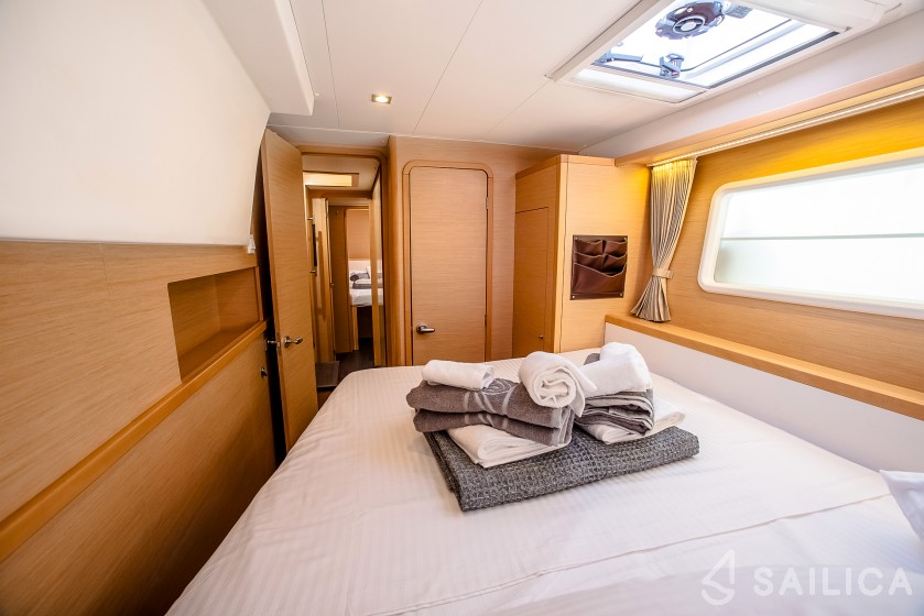 Lagoon 400 S2 - Yacht Charter Sailica