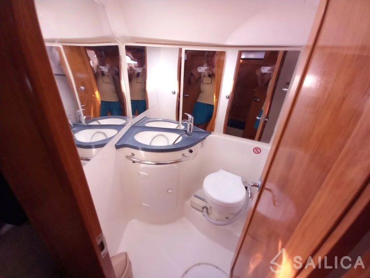 Bavaria 42 - Yacht Charter Sailica