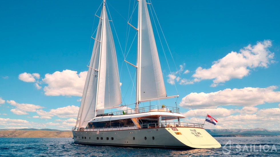Motor sailer - Yacht Charter Sailica