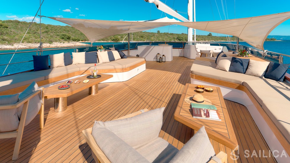Motor sailer - Yacht Charter Sailica