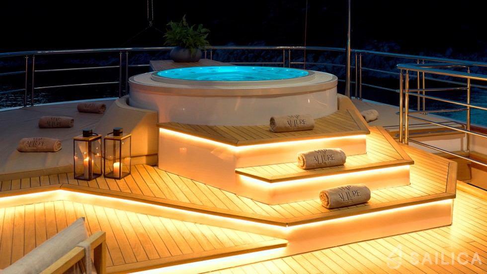 Motor sailer - Yacht Charter Sailica