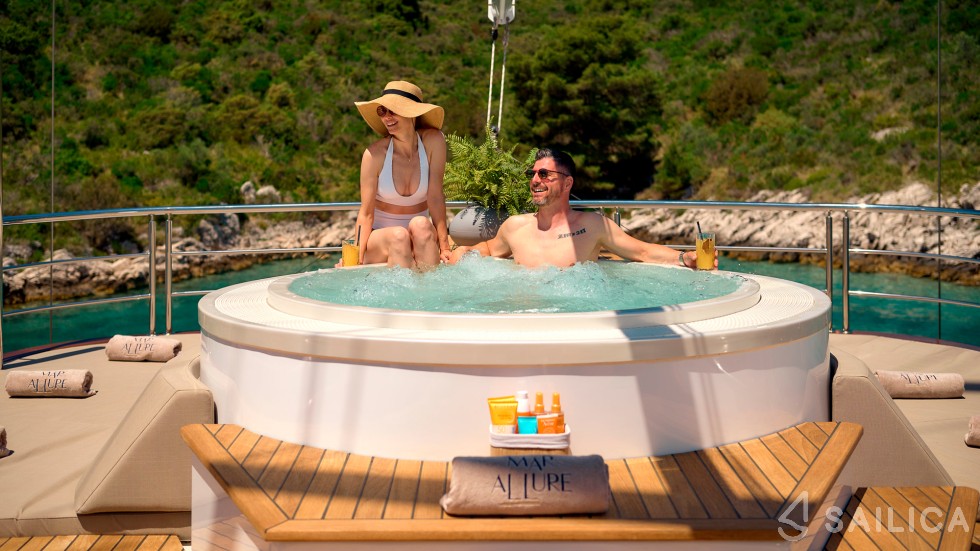 Motor sailer - Yacht Charter Sailica