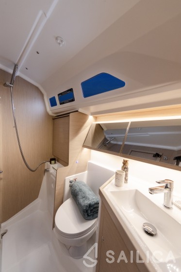 Oceanis 40.1 - Yacht Charter Sailica