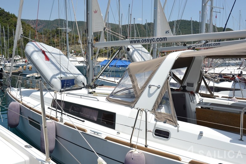 Oceanis 35 - Yacht Charter Sailica