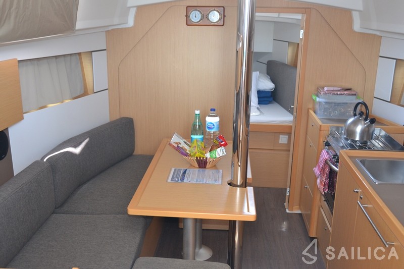 Oceanis 35 - Yacht Charter Sailica