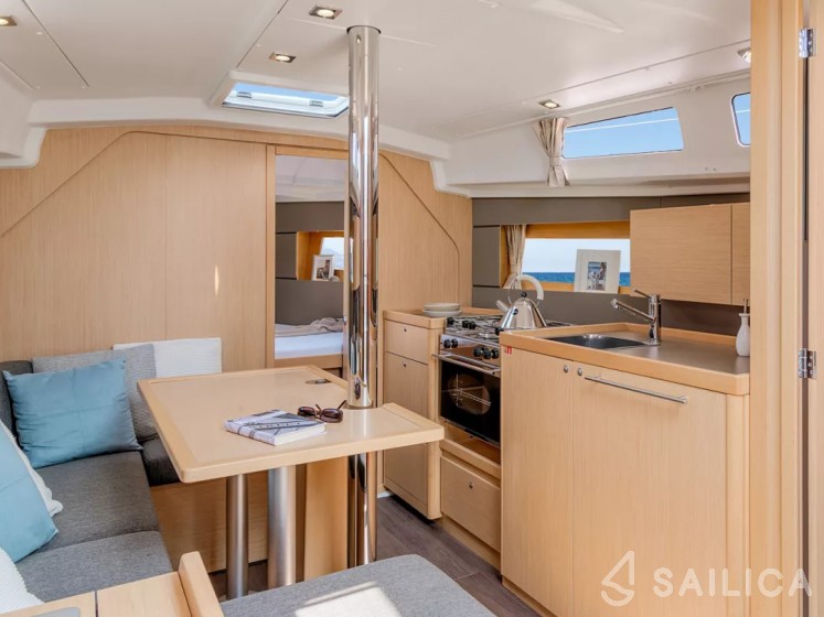 Oceanis 35 - Yacht Charter Sailica