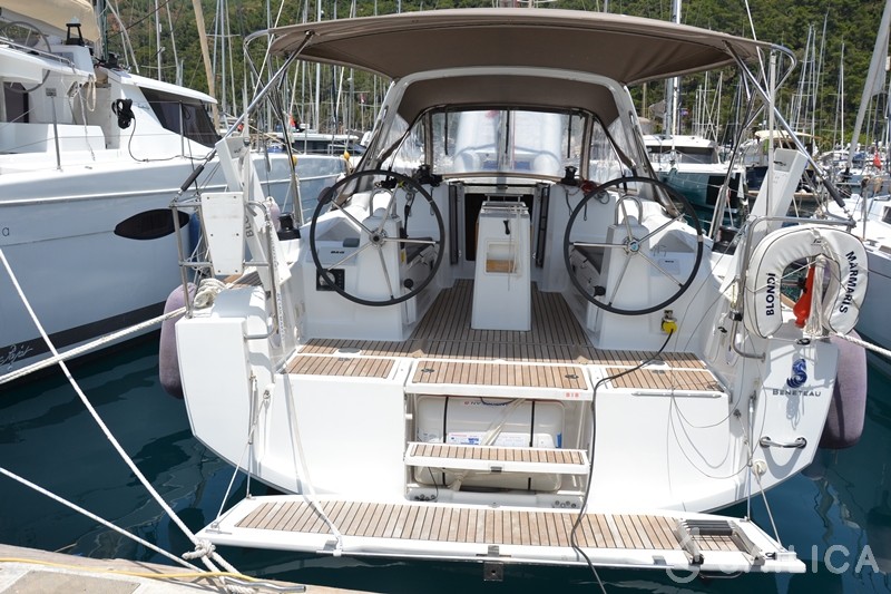 Oceanis 35 - Yacht Charter Sailica