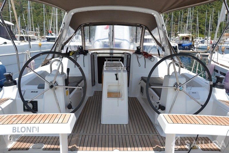 Oceanis 35 - Yacht Charter Sailica
