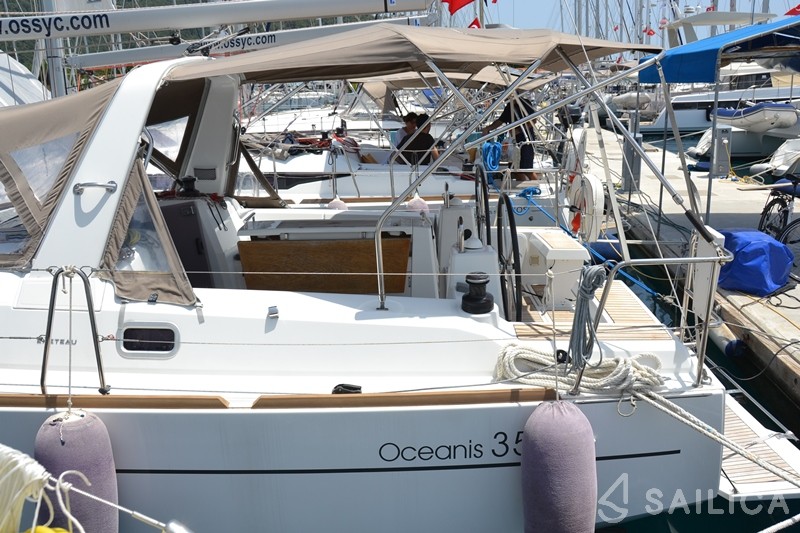 Oceanis 35 - Yacht Charter Sailica