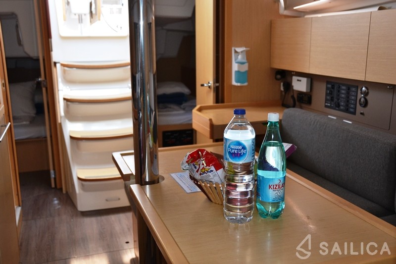 Oceanis 35 - Yacht Charter Sailica