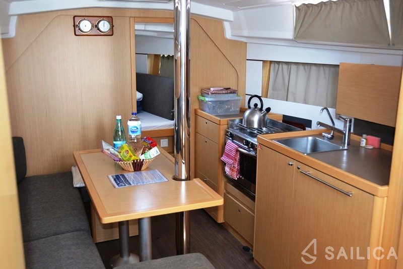 Oceanis 35 - Yacht Charter Sailica