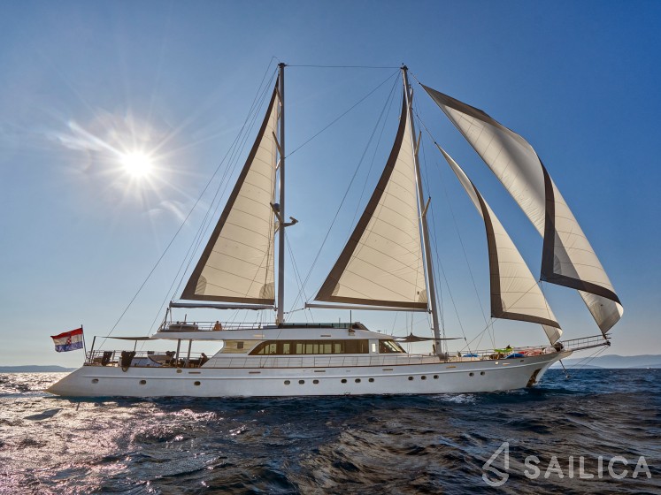 Motor sailer - Yacht Charter Sailica