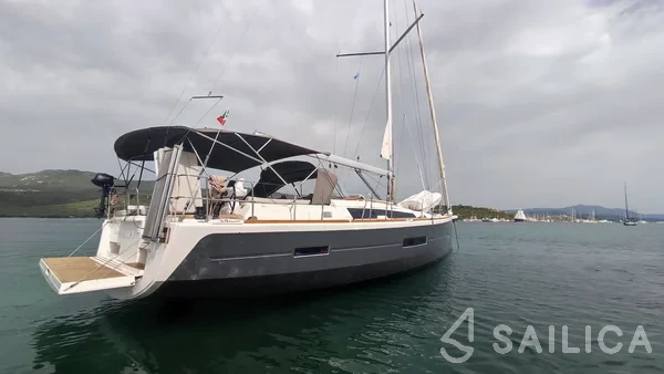 Dufour 520 GL - Yacht Charter Sailica