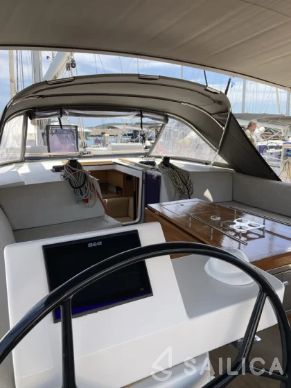 Dufour 520 GL - Yacht Charter Sailica
